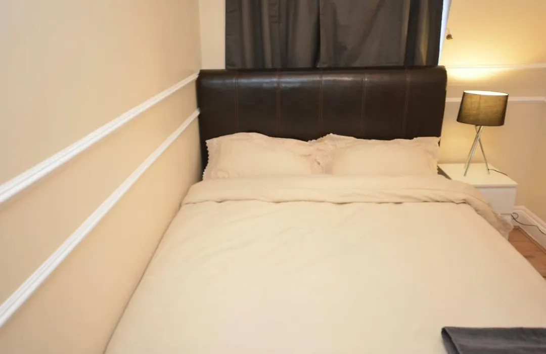 Four Bedroom Townhouse 12 Minutes Walk To Excel Exhibition Centre-1