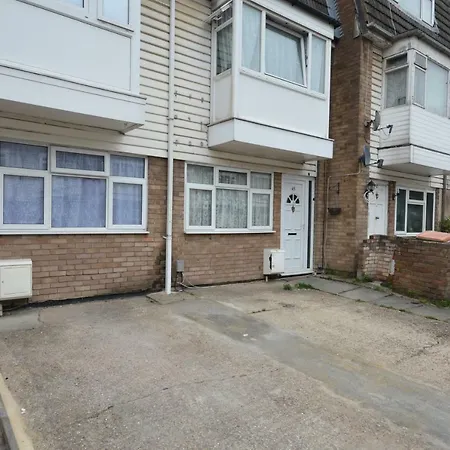 Four Bedroom Townhouse 12 Minutes Walk To Excel Exhibition Centre-3